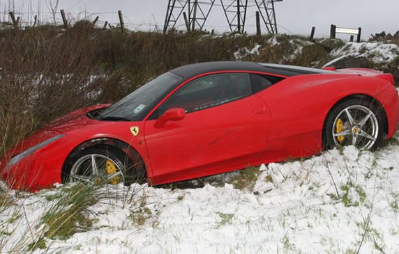 EuroMillionen Gewinner fährt Ferrari zu Schrott EuroMillionen Gewinner fährt Ferrari zu Schrott