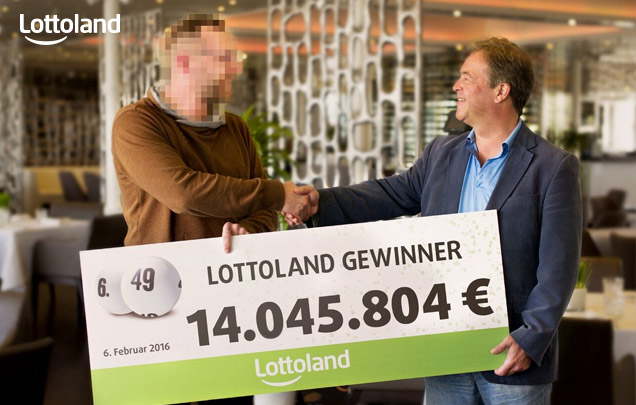 6aus49-Gewinner zur Scheckübergabe im Lottoland Chemnitzer Lottogewinner holt Millionengewinn ab