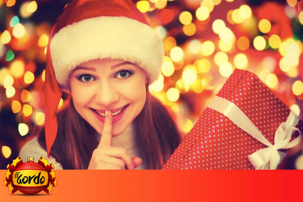 Die meistgesuchten Nummern von El Gordo Weihnachtlich gekleidete Frau mit Geschenk