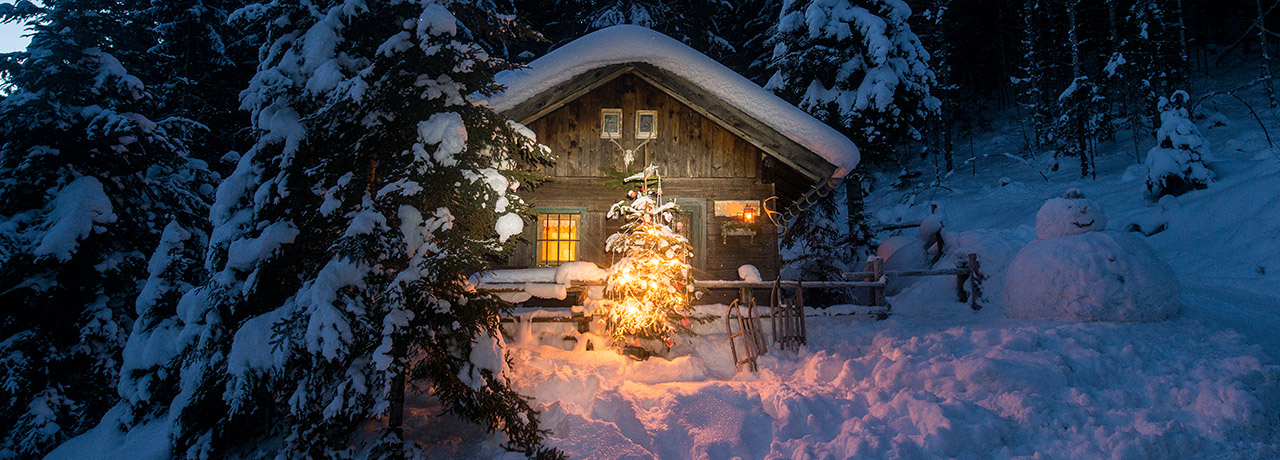 Eine Schnee bedeckte Hütte in den Bergen