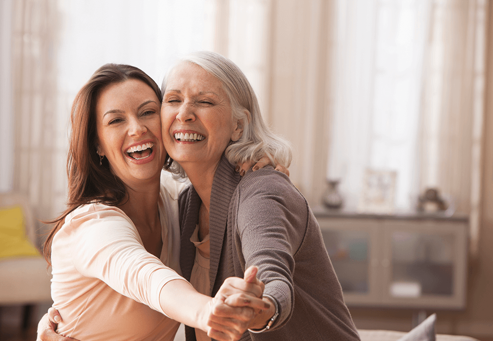 Zwei Frauen feiern den Internationalen Weltfrauentag.