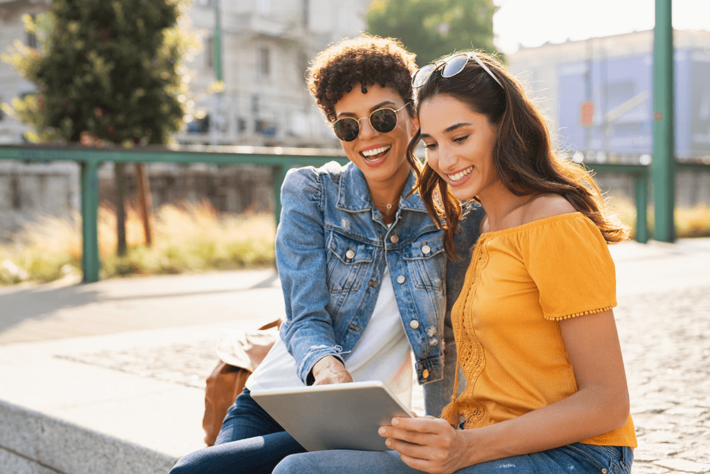 Zwei Frauen vergleichen den EuroJackpot und die EuroMillions online Zwei Freundinnen fragen sich, ob EuroJackpot oder EuroMillions besser ist.