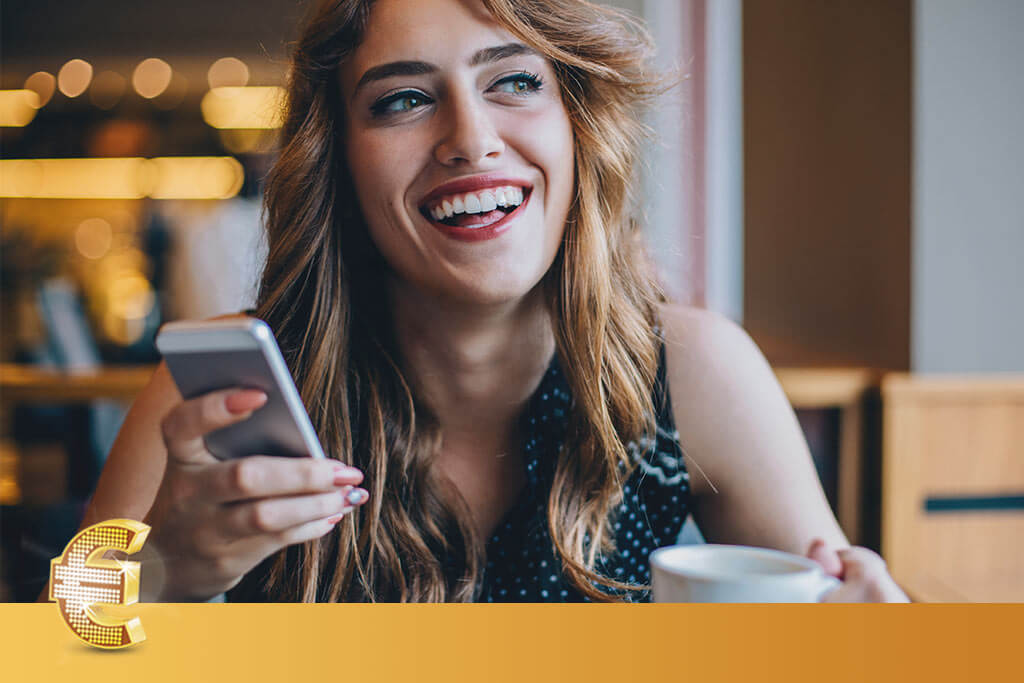 Eine Frau liest: Wie funktioniert EuroJackpot? Wie spielt man EuroJackpot? Das schaut dich jemand auf dem Handy an.