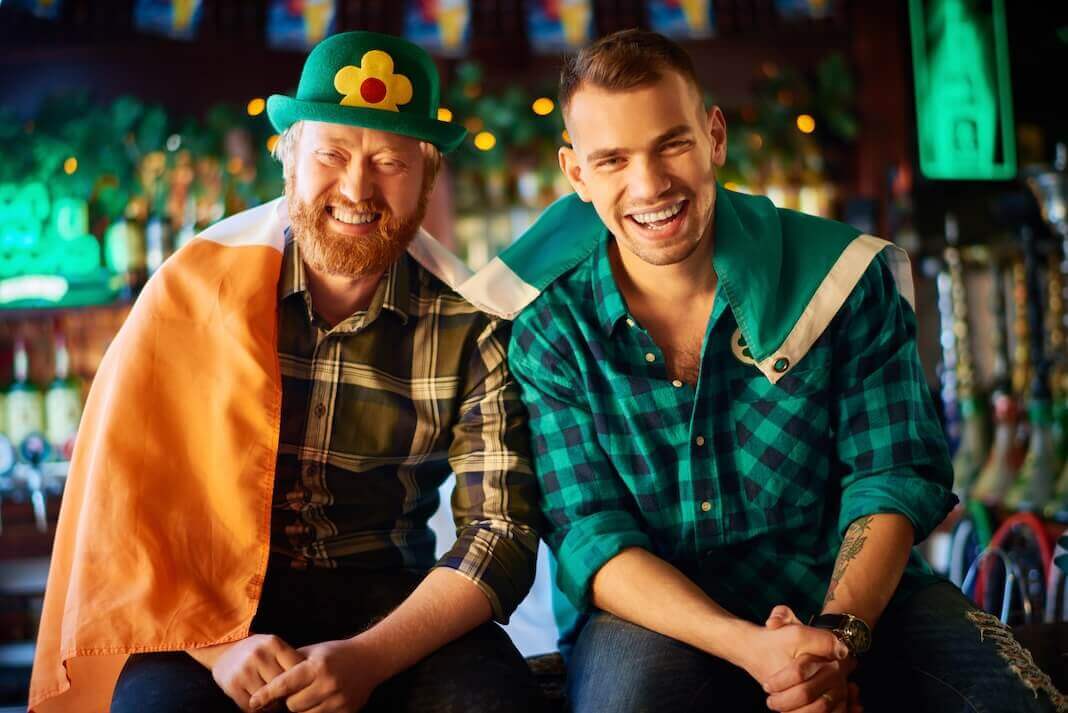 Zwei irische Männer freuen sich über die besten irischen Spielautomaten im Lottoland