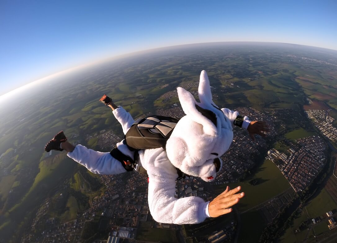 Ein Osterhase beim Fallschirmspringen, so wie du in unsere Osterslots eintauchen kannst!