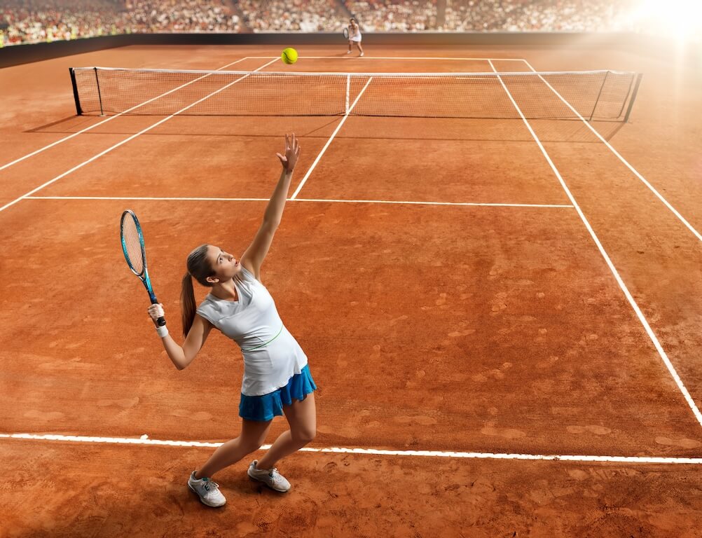 Tennis Sportwetten Tipps Bild zeigt eine Tennis-Spielerin, die kurz vor dem Abschlag des Balles ist.