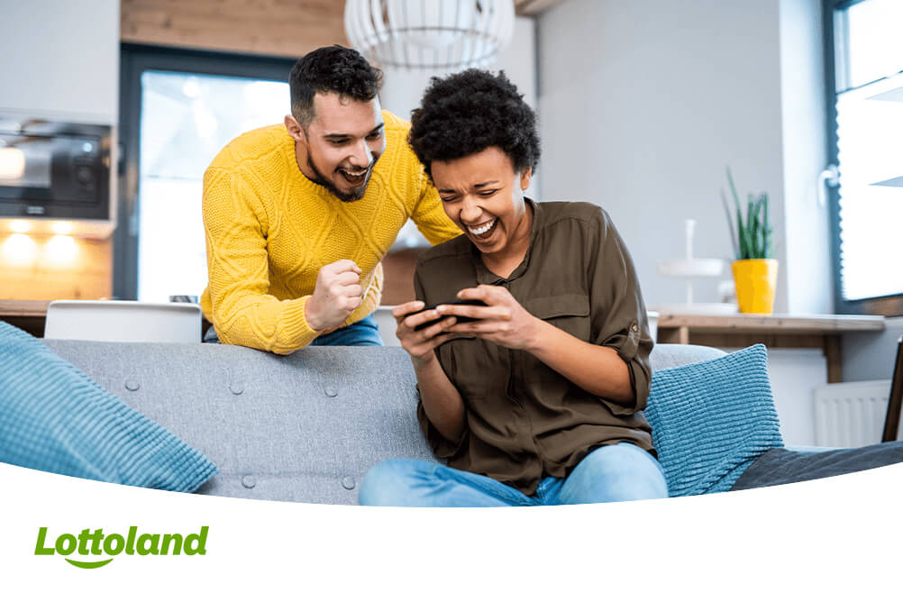 Paar freut sich, die richtigen Lottozahlen vorhergesagt zu haben