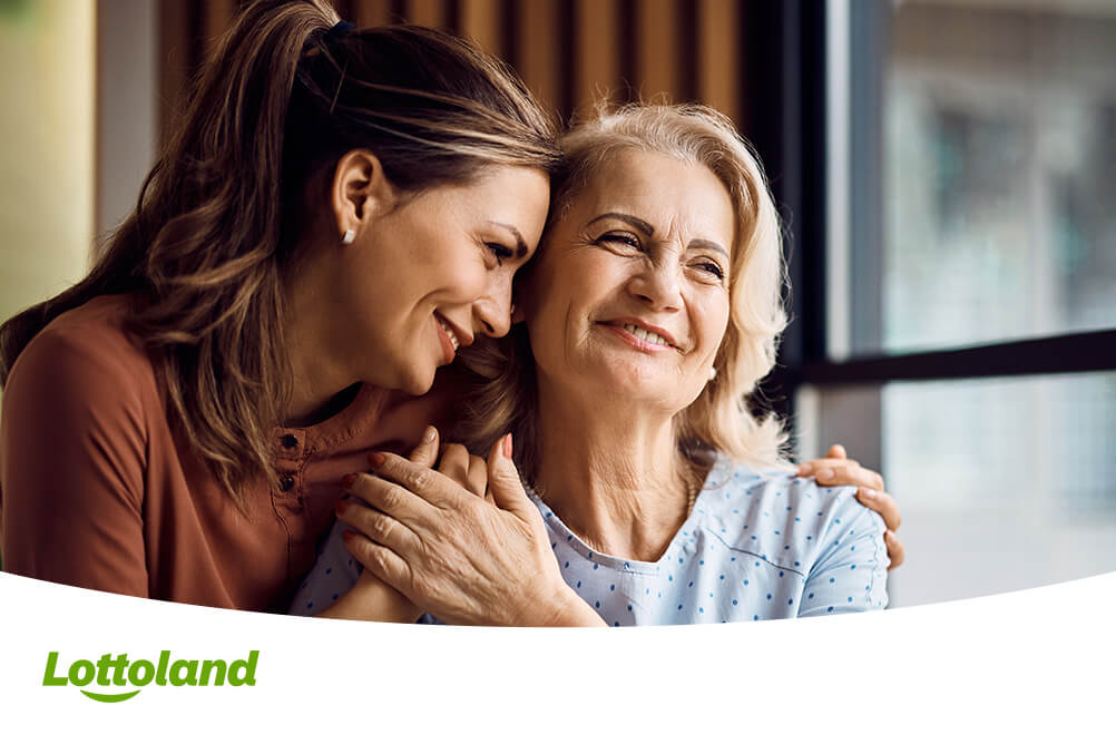 Tochter umarmt ihre Mutter liebevoll am Muttertag