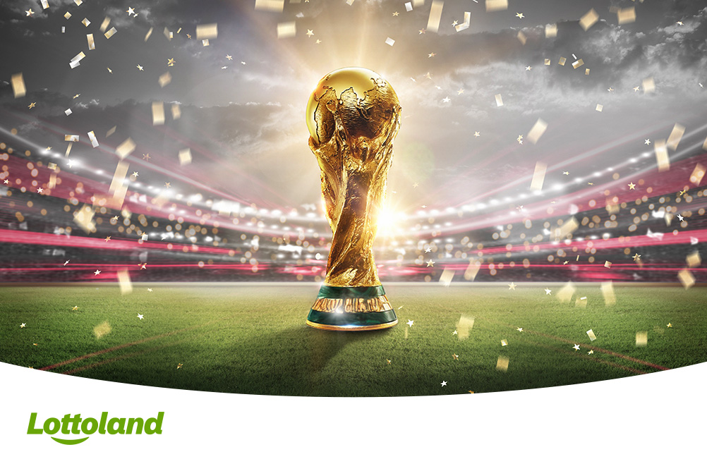 Bild zeigt goldenen Fußball-Pokal auf dem Spielfeld eines Stadions mit goldenem Konfetti und dem Lottoland-Logo
